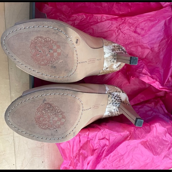 Pre loved Vince Camuto Brendas - Picture 4 of 4